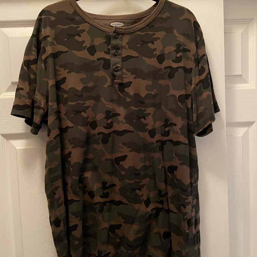 Old Navy tee shirt